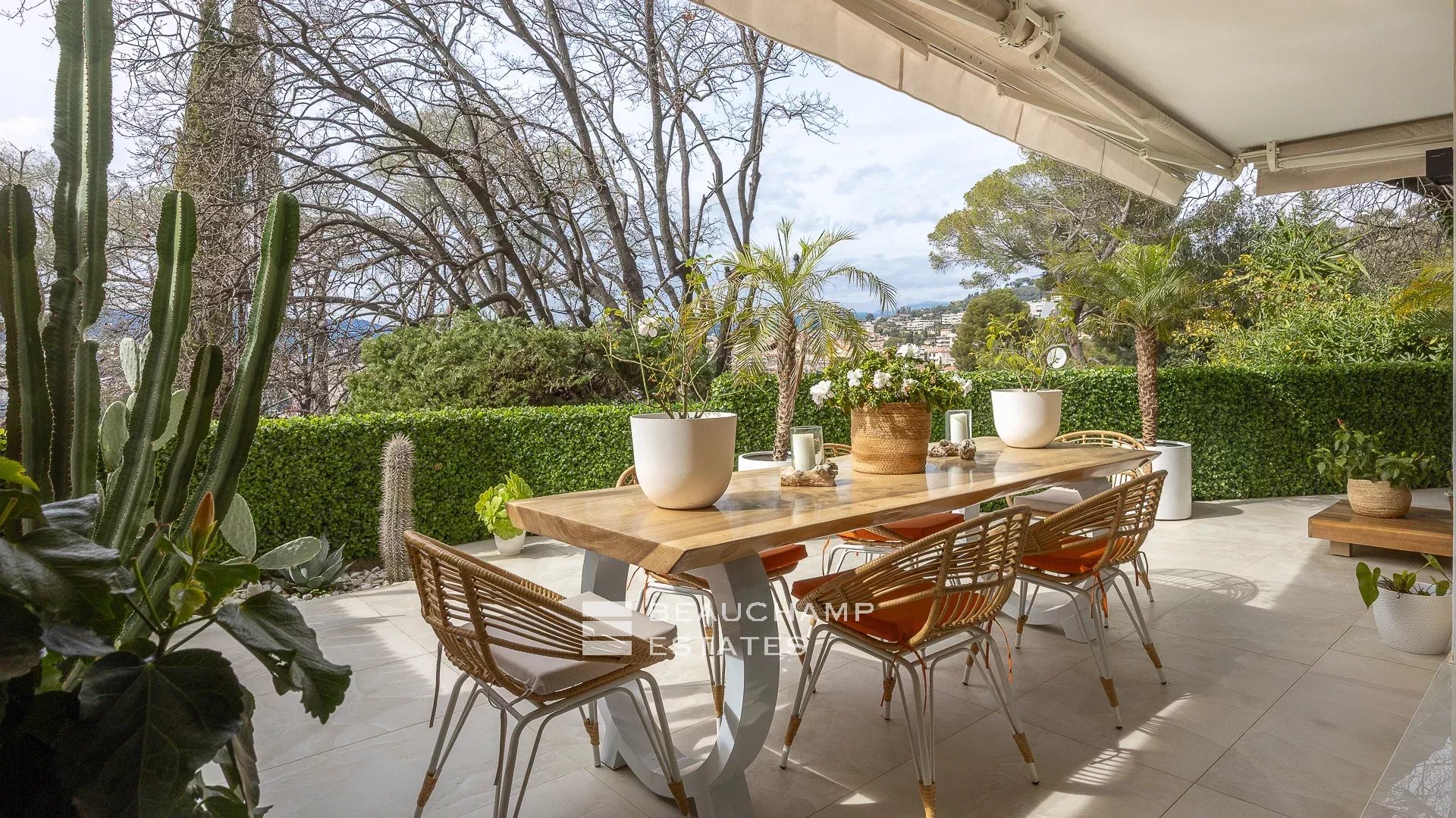 Appartement contemporain avec vue collines
