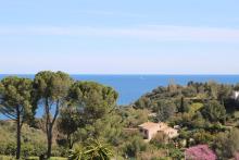 AGAY CAP ESTEREL ALLEE DES FLEURS DEUX PIECES DERNIER ETAGE. PARKING