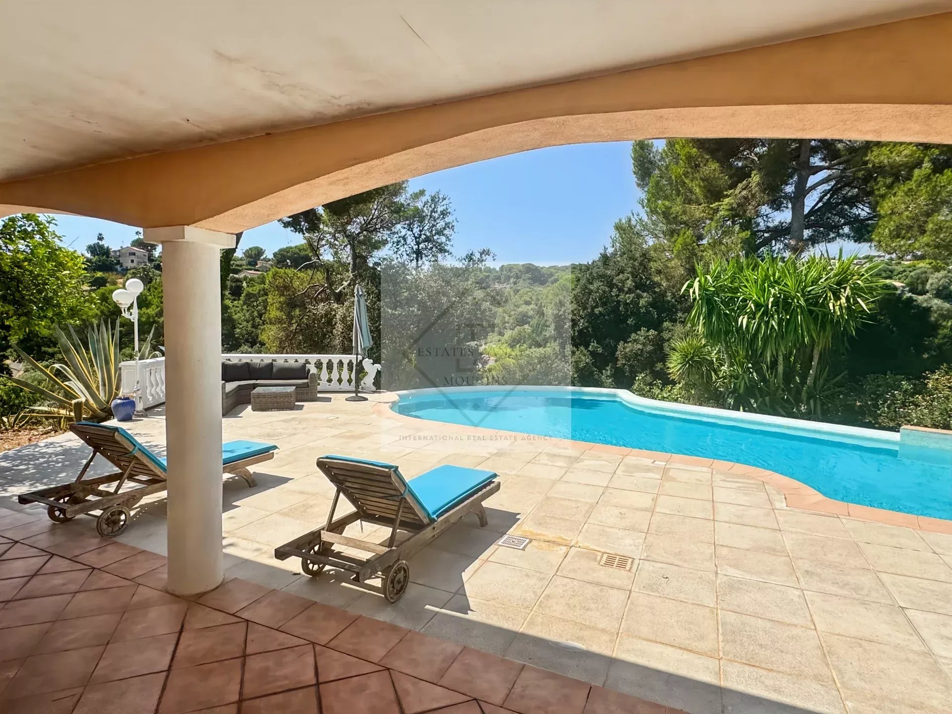 À VENDRE – VILLA DE CHARME VUE MER À ANTIBES, CALME ABSOLU