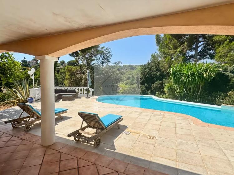 À VENDRE – VILLA DE CHARME VUE MER À ANTIBES, CALME ABSOLU