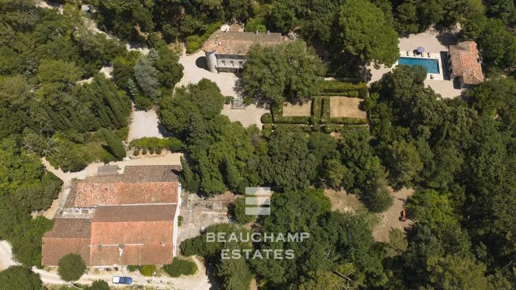 Château d'exception de 15 chambres au cœur d'un domaine préservé – Lorgues