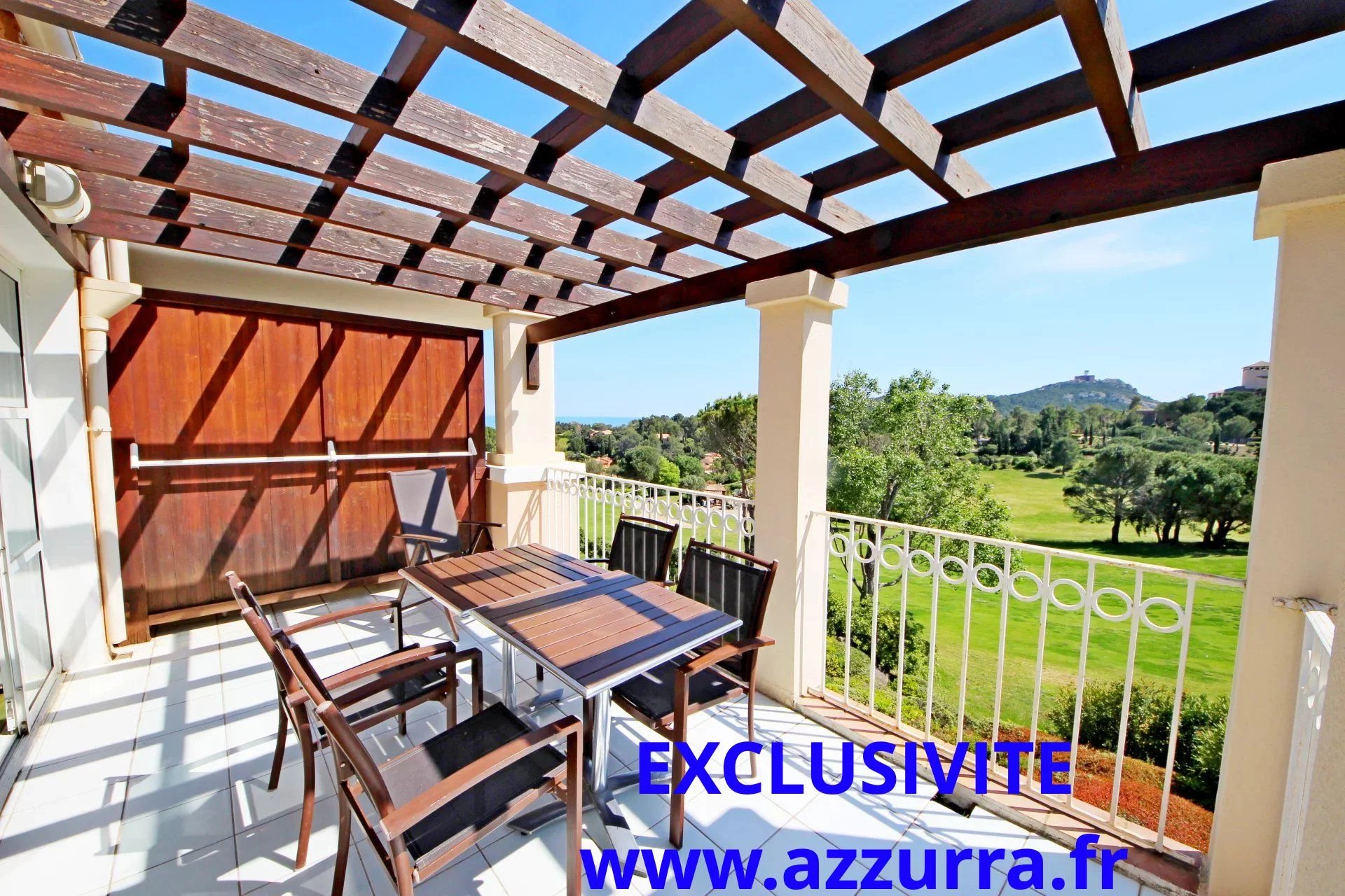 AGAY CAP ESTEREL ALLEE DES FLEURS DEUX PIECES DERNIER ETAGE. PARKING