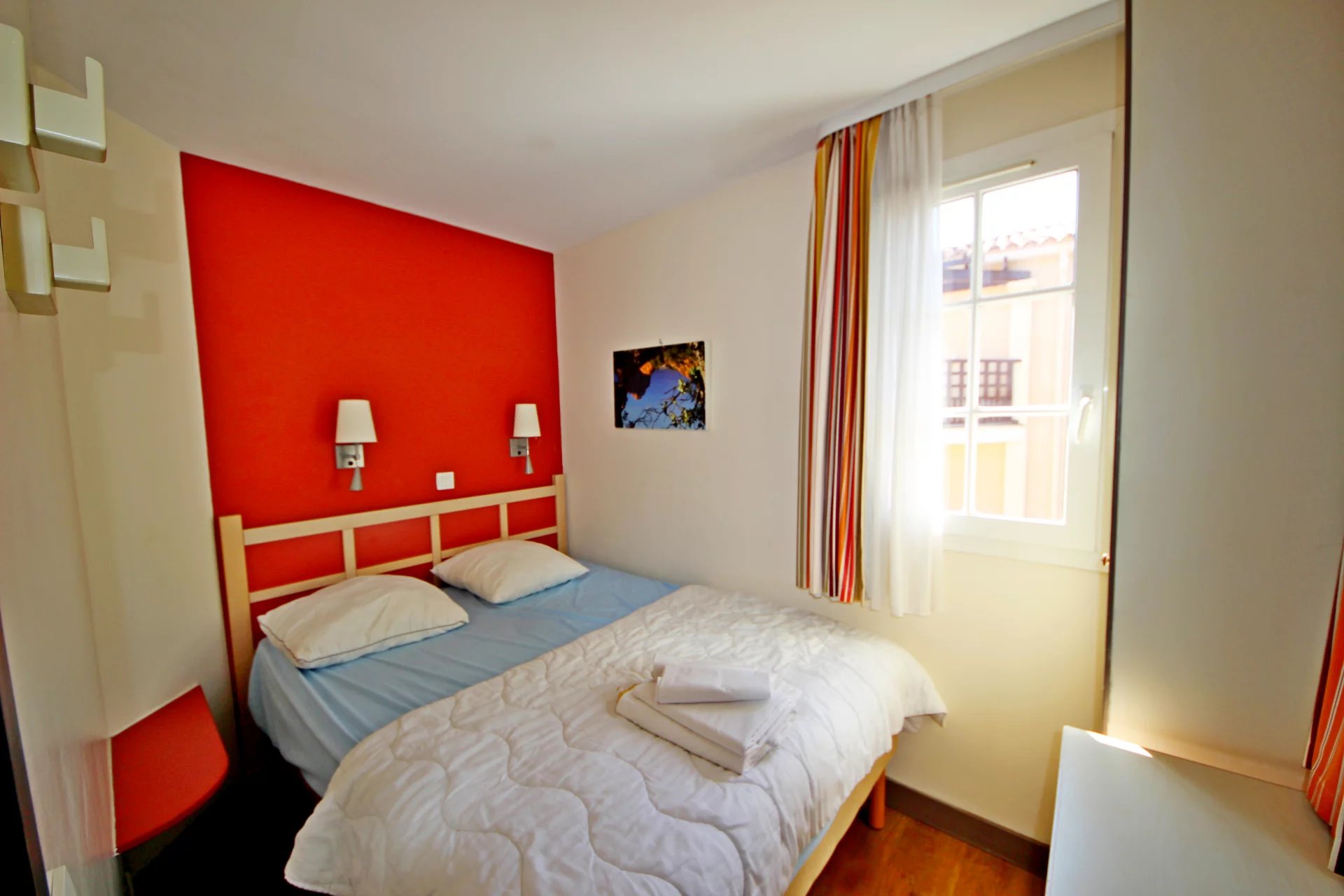 AGAY CAP ESTEREL ALLEE DES FLEURS DEUX PIECES DERNIER ETAGE. PARKING