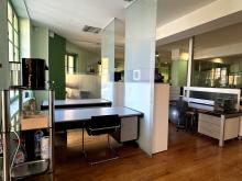 BUREAU CLOISONNÉ AVEC GRANDE LUMINOSITÉ