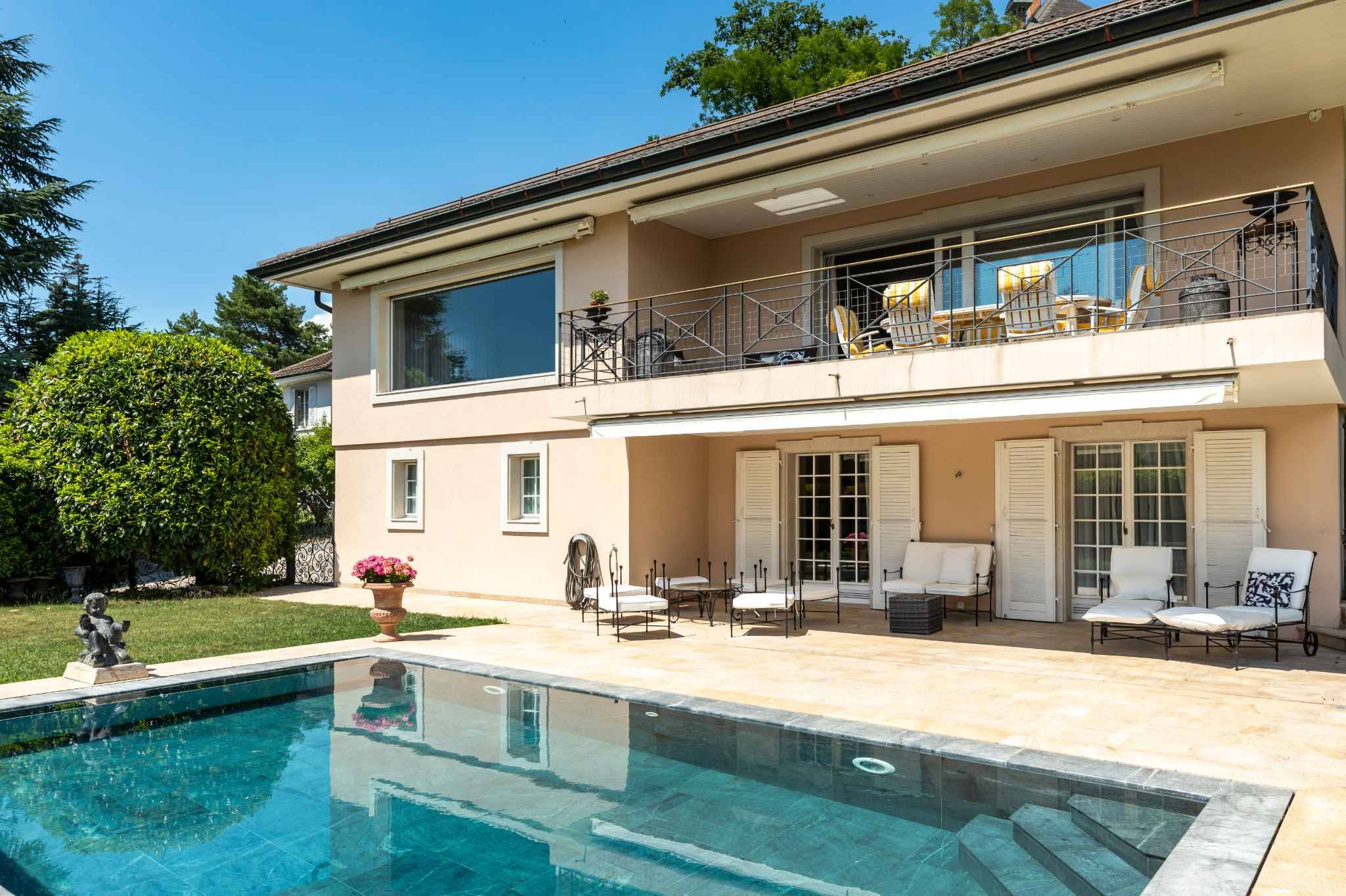 Splendide propriété d'environ 340 m² située dans un quartier très recherché !
