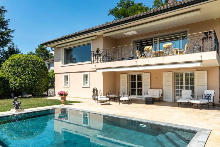 Splendide propriété d'environ 340 m² située dans un quartier très recherché !