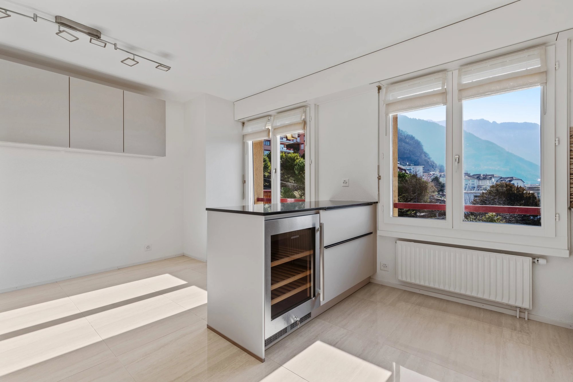 Spacious 6.5-room apartment of 175m2 on the 8th floor.