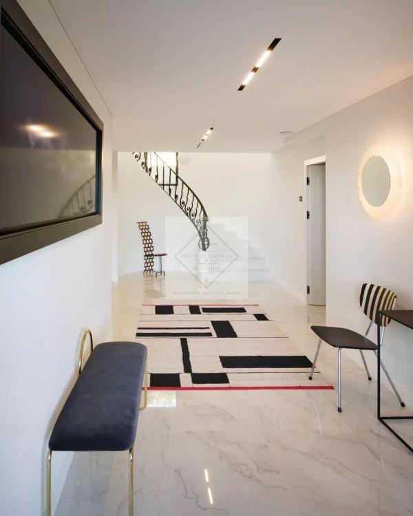 Villa de luxe à Cannes : Écrin d'élégance avec vue mer panoramique dans un domaine privé