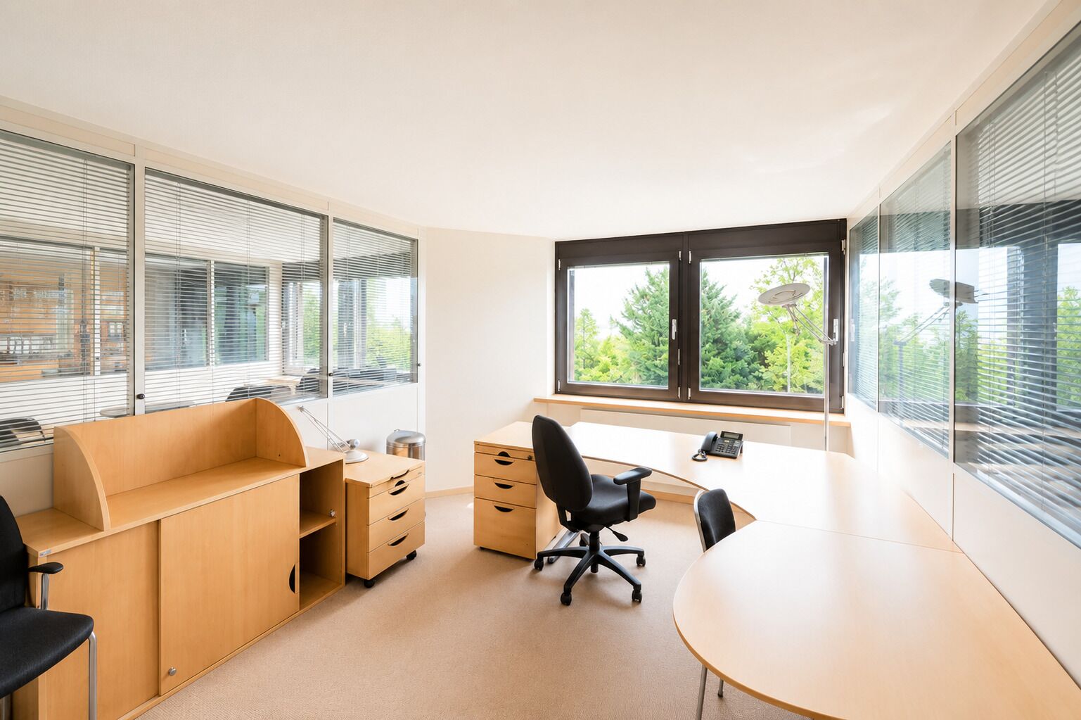 Business Center Premium – Bureaux d’Exception avec Vue sur le Lac