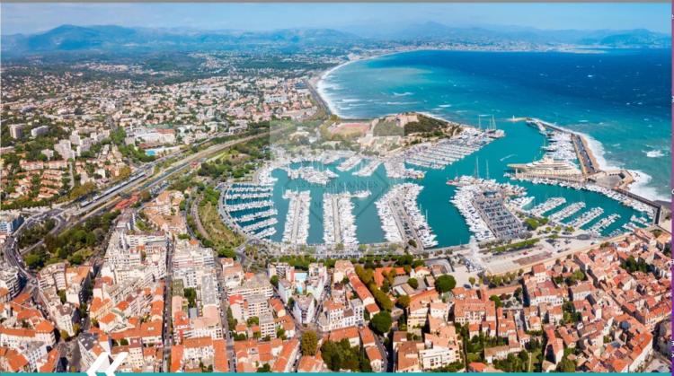 Adresse exclusive – Appartement dernier étage avec rooftop à 100 m de la plage