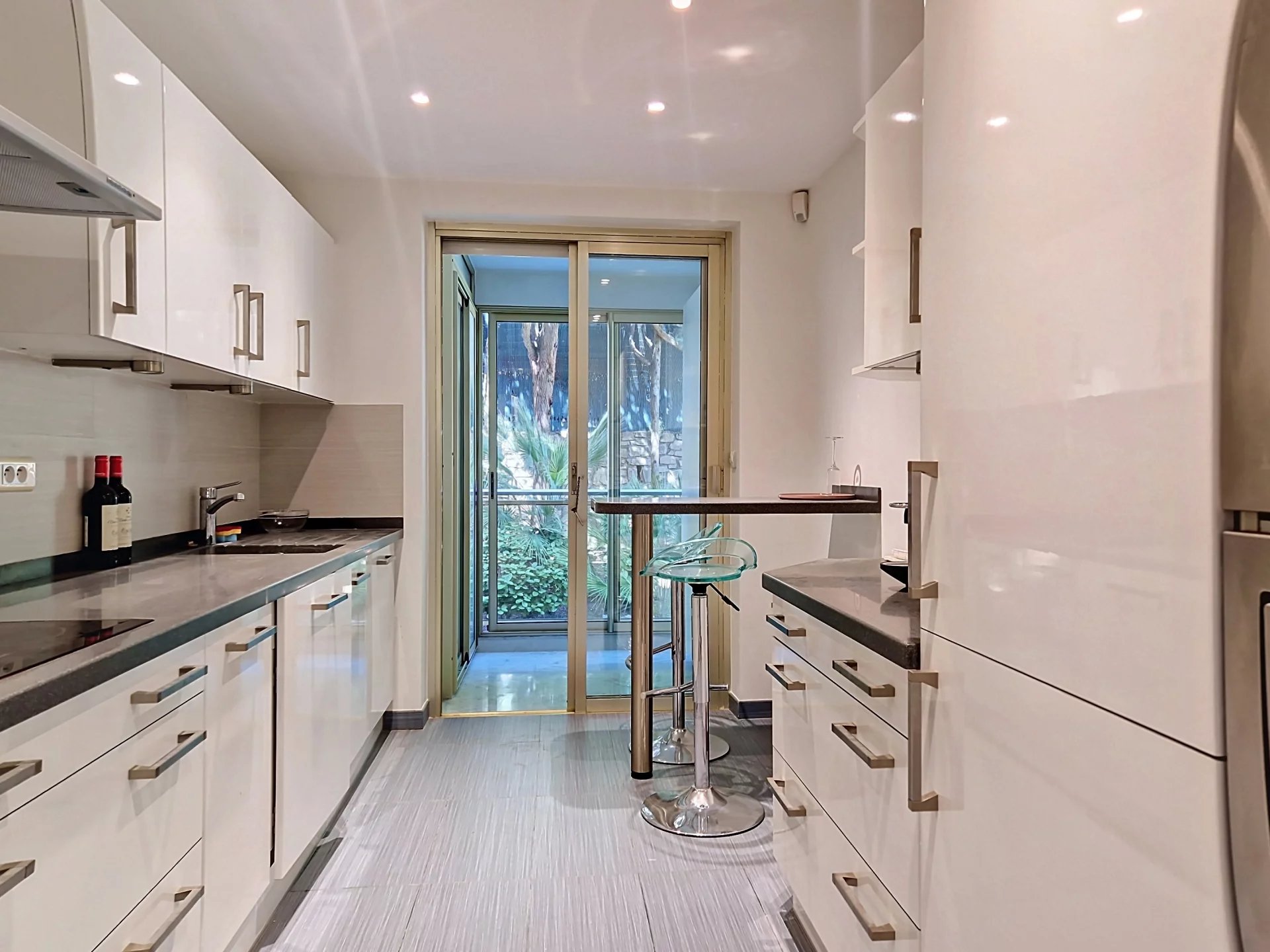 LE CANNET - GRAND APPARTEMENT T4 TRAVERSANT - PLEINE VUE MER
