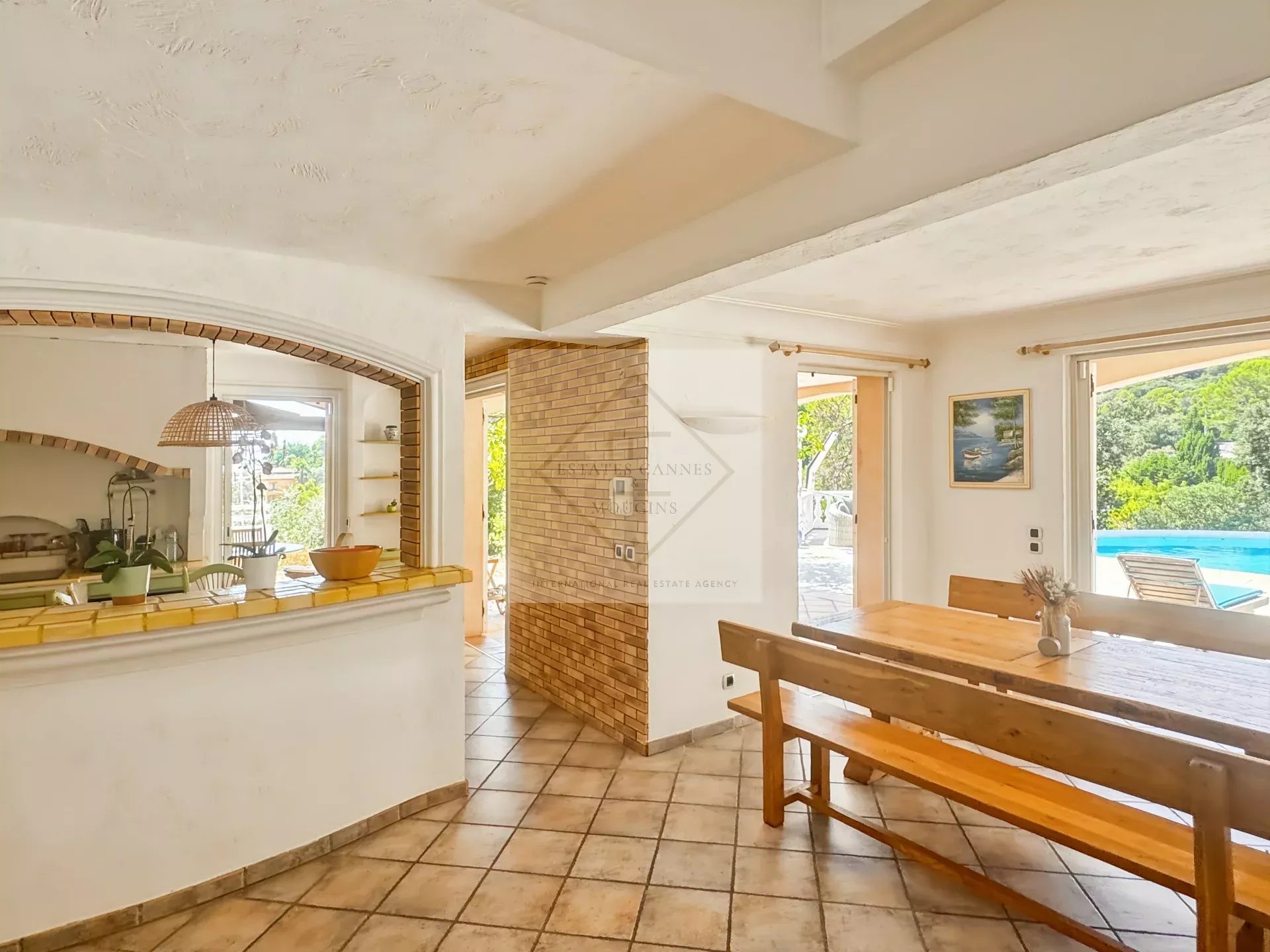 À VENDRE – VILLA DE CHARME VUE MER À ANTIBES, CALME ABSOLU