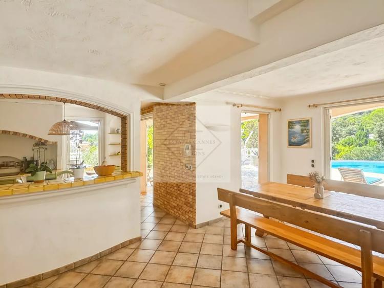À VENDRE – VILLA DE CHARME VUE MER À ANTIBES, CALME ABSOLU