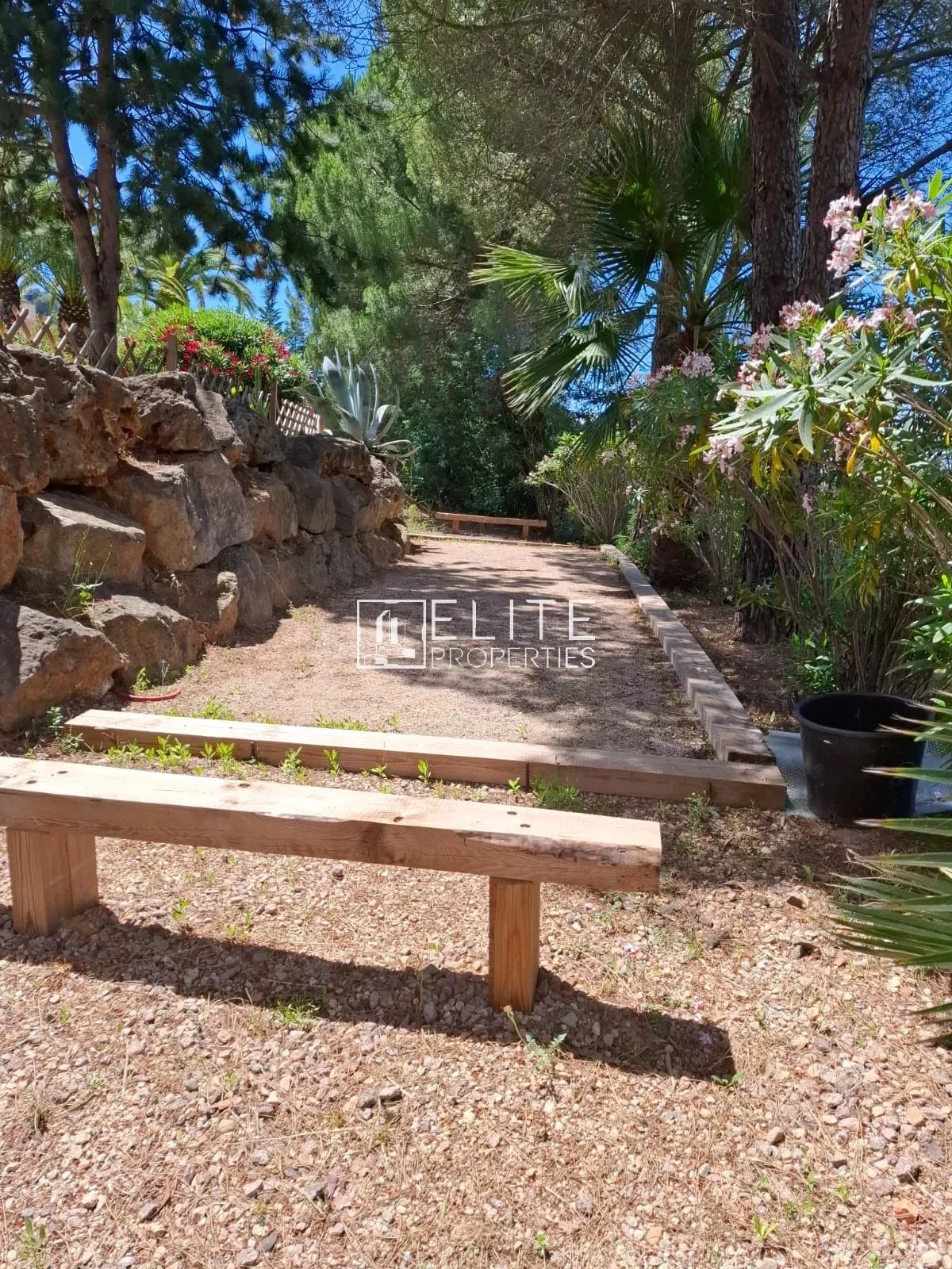 VILLA DE 203m² SUR 3212m² DE TERRAIN LES ADRETS