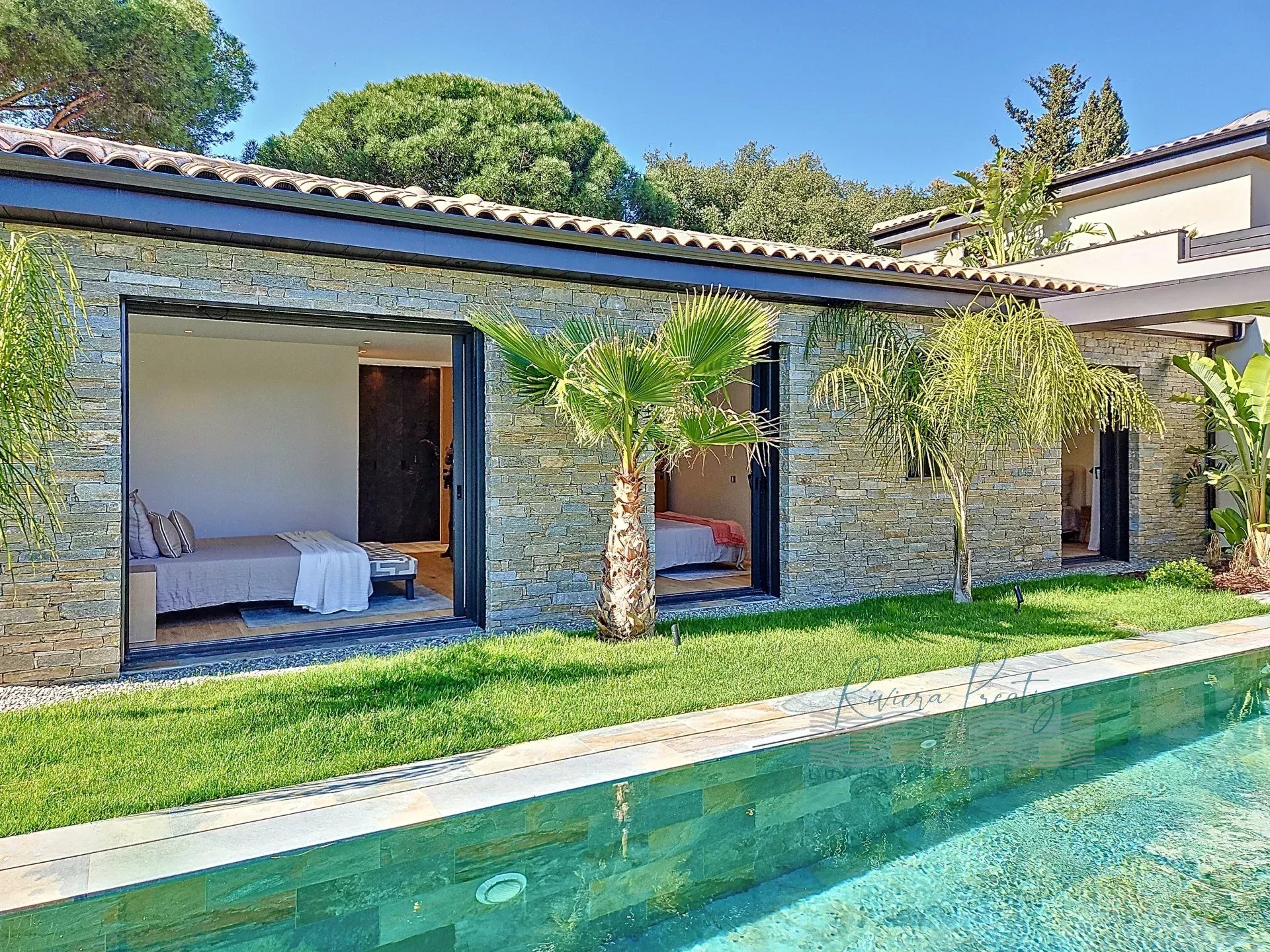 Villa contemporaine neuve avec piscine miroir - vue mer