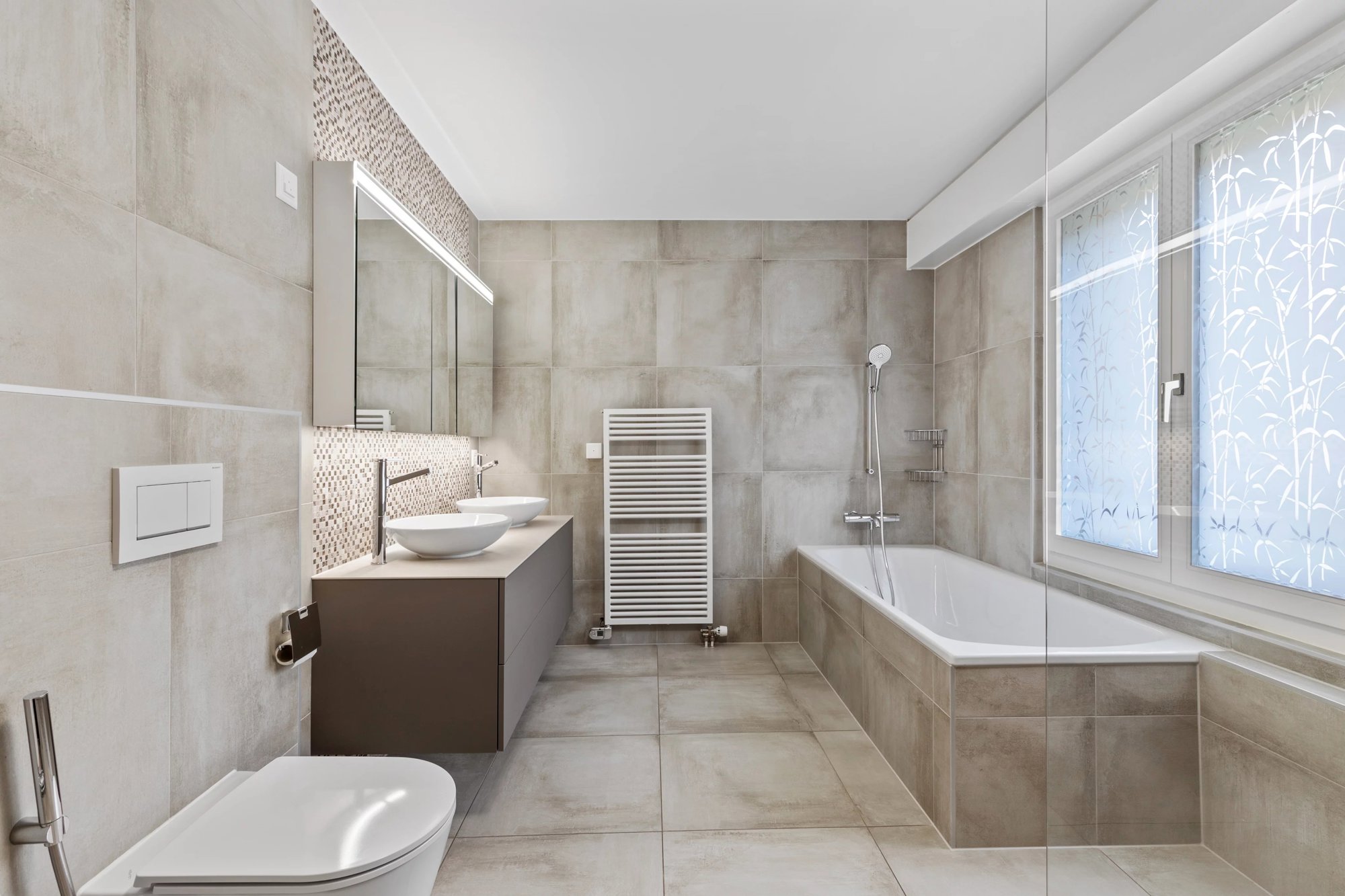 Spacious 6.5-room apartment of 175m2 on the 8th floor.