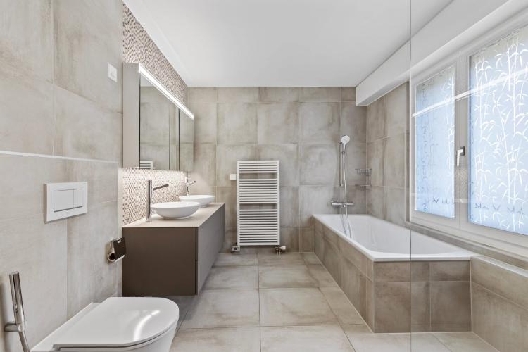 Spacious 6.5-room apartment of 175m2 on the 8th floor.