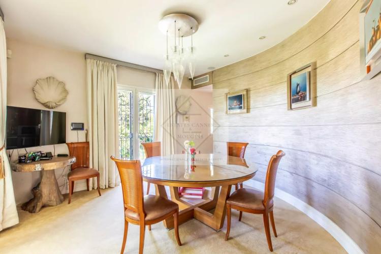 Villa de prestige au Cap d’Antibes – Domaine fermé, plage accessible à pied