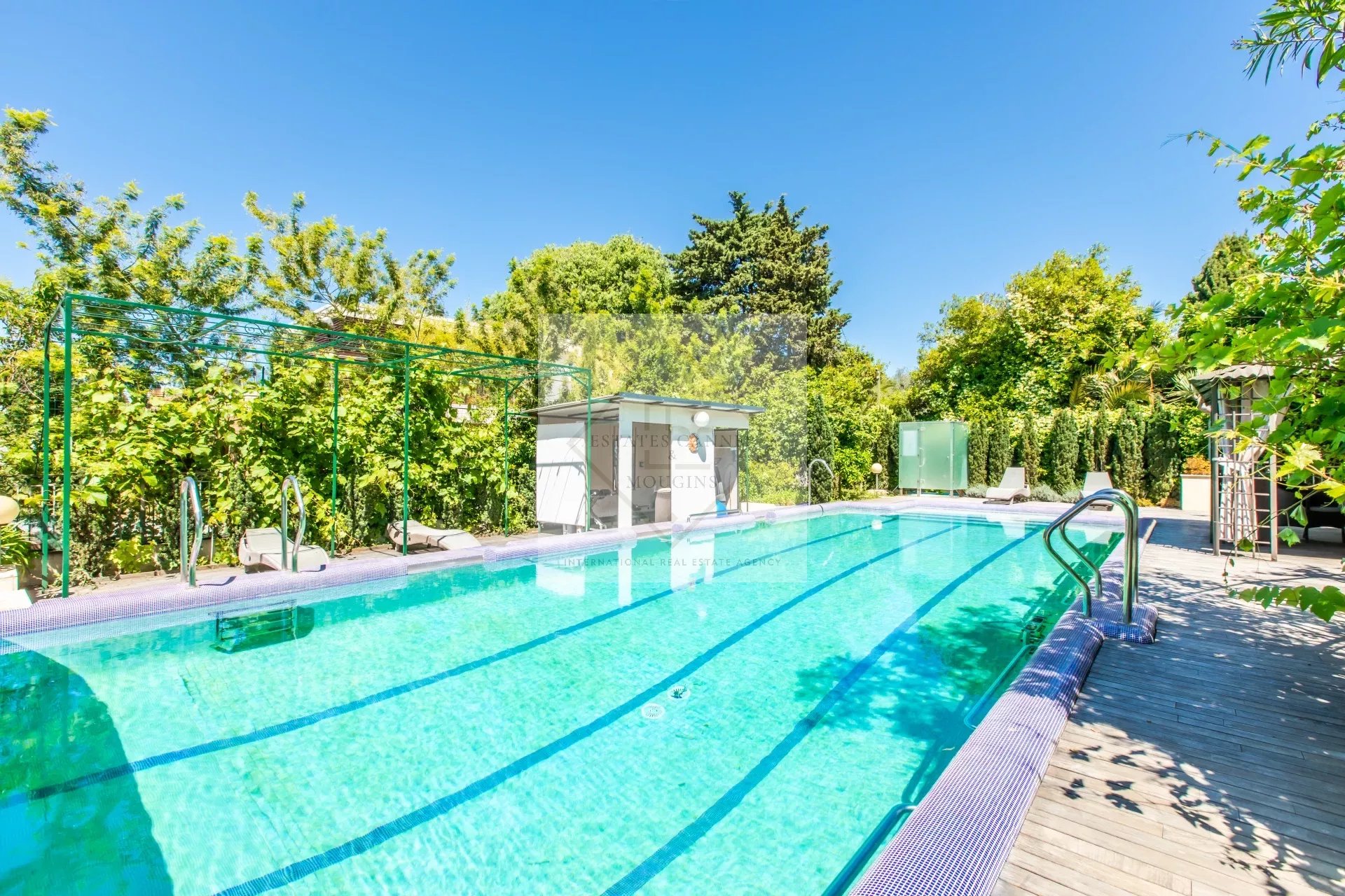 Villa de prestige au Cap d’Antibes – Domaine fermé, plage accessible à pied