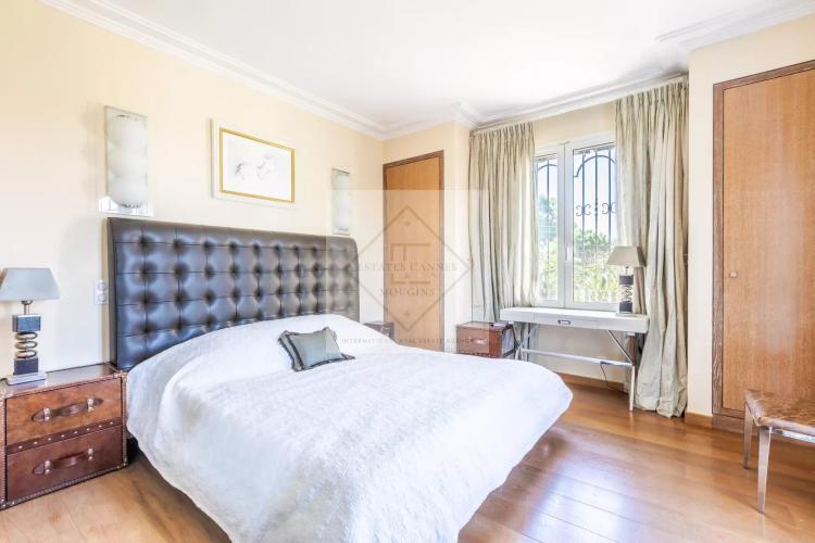 Villa de prestige au Cap d’Antibes – Domaine fermé, plage accessible à pied
