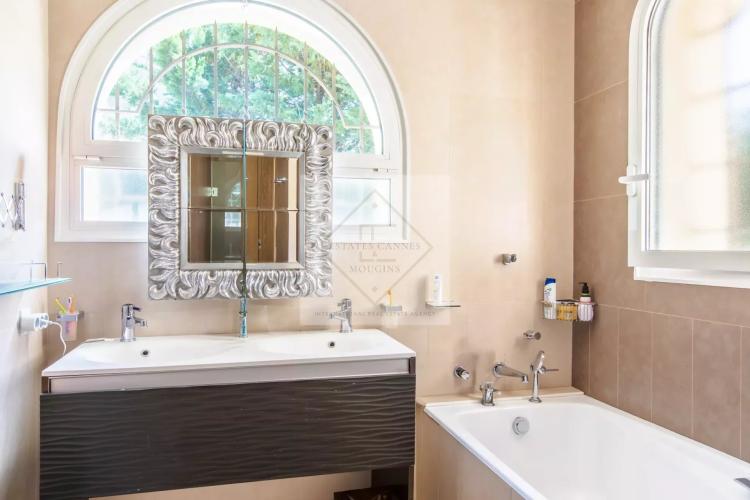 Villa de prestige au Cap d’Antibes – Domaine fermé, plage accessible à pied