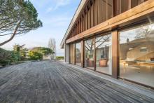 Villa d'architecte avec vue et accès au lac, ponton privatif