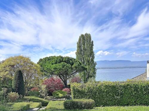 Villa d'architecte avec belle vue et accès privatif au lac