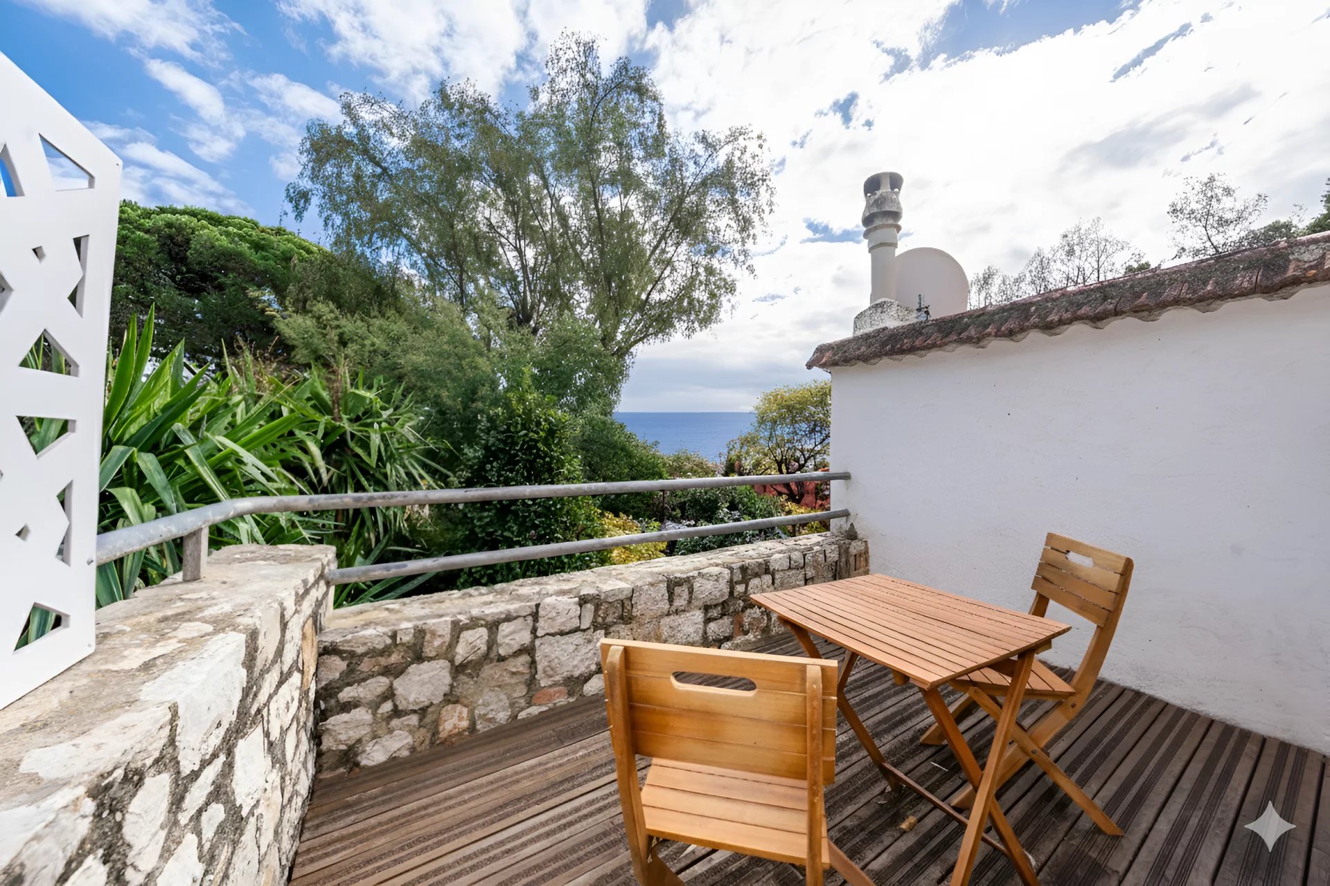 CANNES CROIX DES GARDES - MAISON DE CARACTERE – BEAUX VOLUMES
