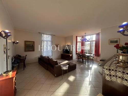 En exclusivité charmant trois pièces à vendre, au premier étage d'un magnifique immeuble classé