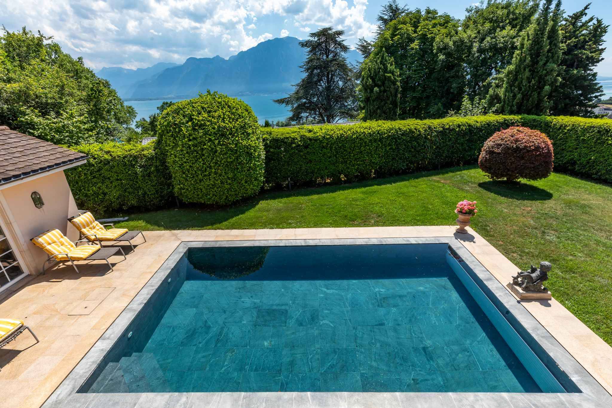 Splendide propriété d'environ 340 m² située dans un quartier très recherché !
