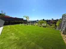 Trois pièces rénové avec grande terrasse, vaste jardin, belle vue panoramique jusqu'à la mer et parking