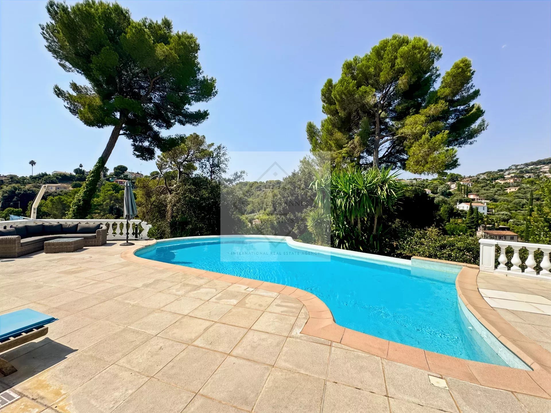 À VENDRE – VILLA DE CHARME VUE MER À ANTIBES, CALME ABSOLU