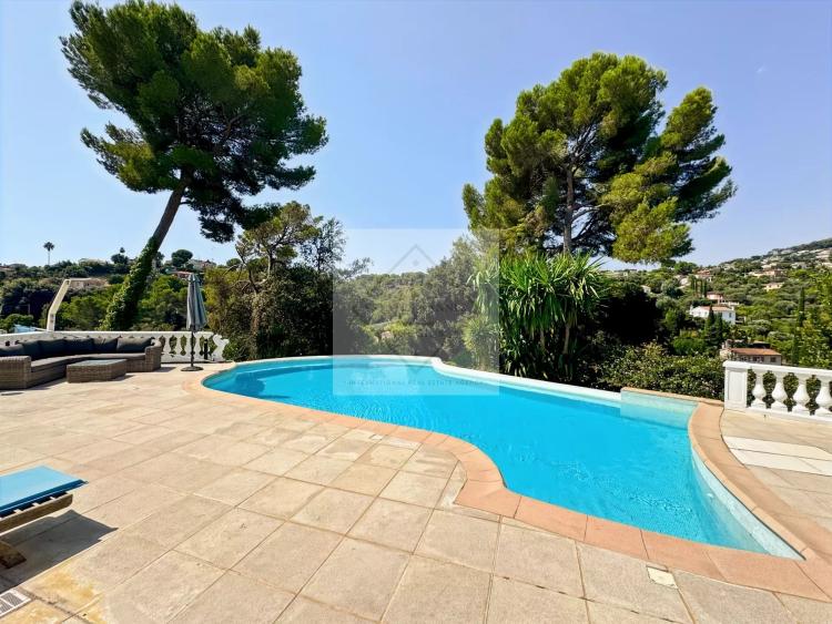 À VENDRE – VILLA DE CHARME VUE MER À ANTIBES, CALME ABSOLU