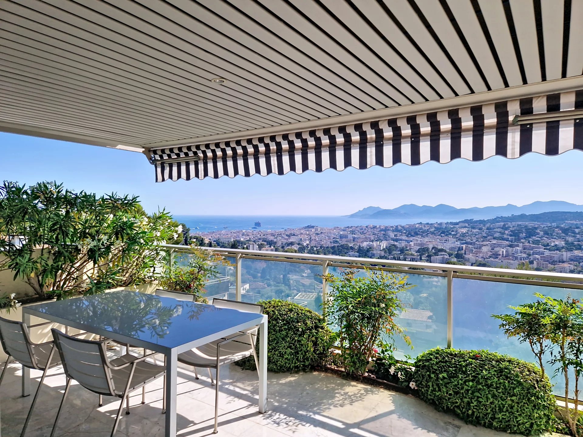 LE CANNET - GRAND APPARTEMENT T4 TRAVERSANT - PLEINE VUE MER