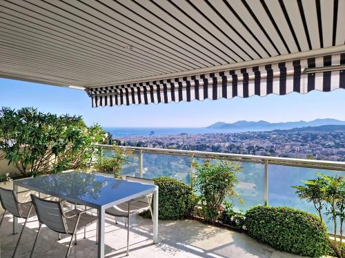 LE CANNET - GRAND APPARTEMENT T4 TRAVERSANT - PLEINE VUE MER