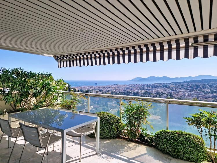 LE CANNET - GRAND APPARTEMENT T4 TRAVERSANT - PLEINE VUE MER