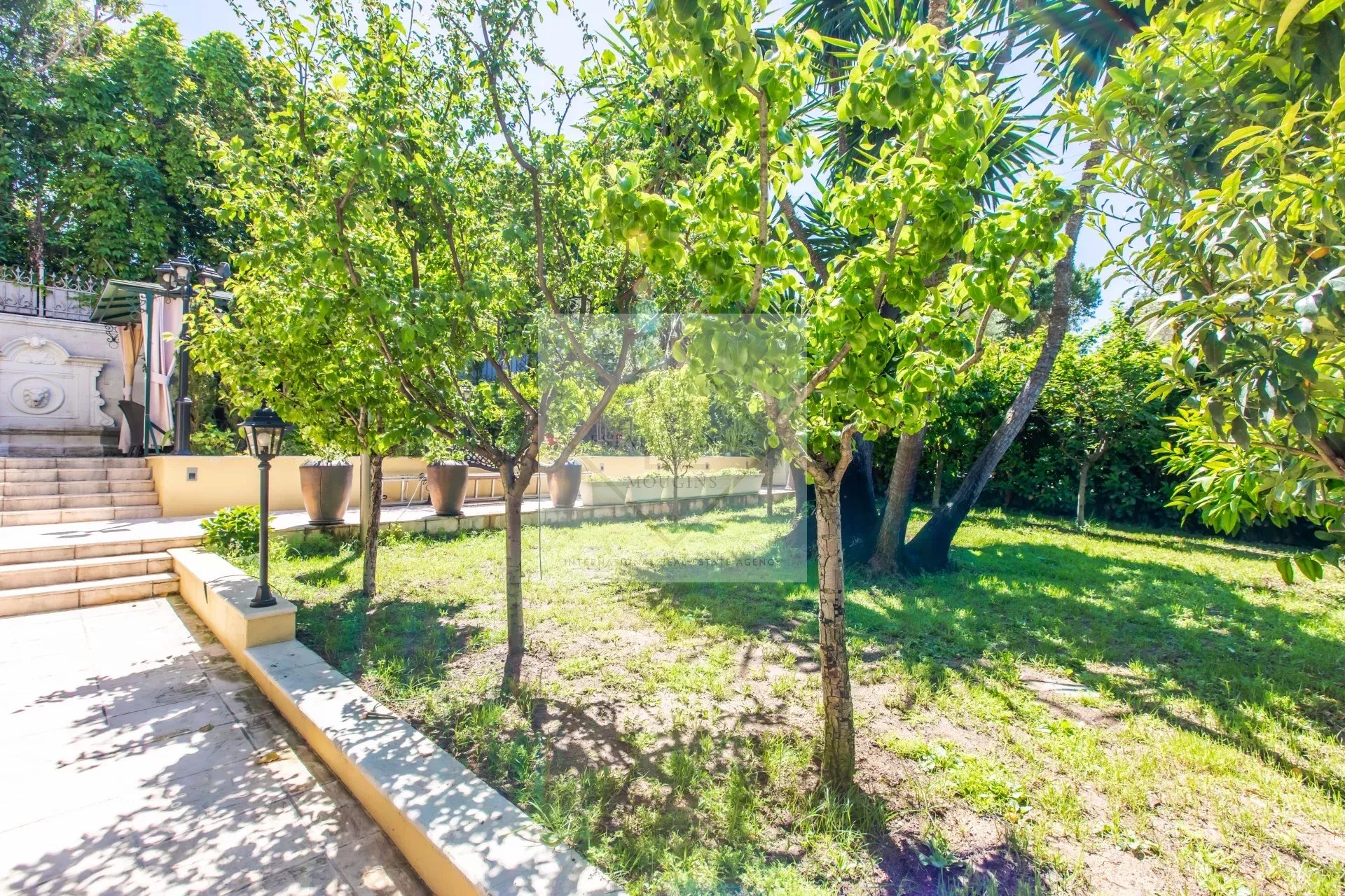Villa de prestige au Cap d’Antibes – Domaine fermé, plage accessible à pied