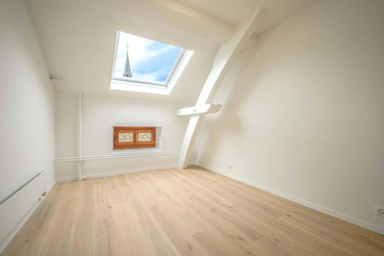 APPARTEMENT ENTIÈREMENT RÉNOVÉ À DEUX PAS DU LAC AVEC CAVE DE 63 M²