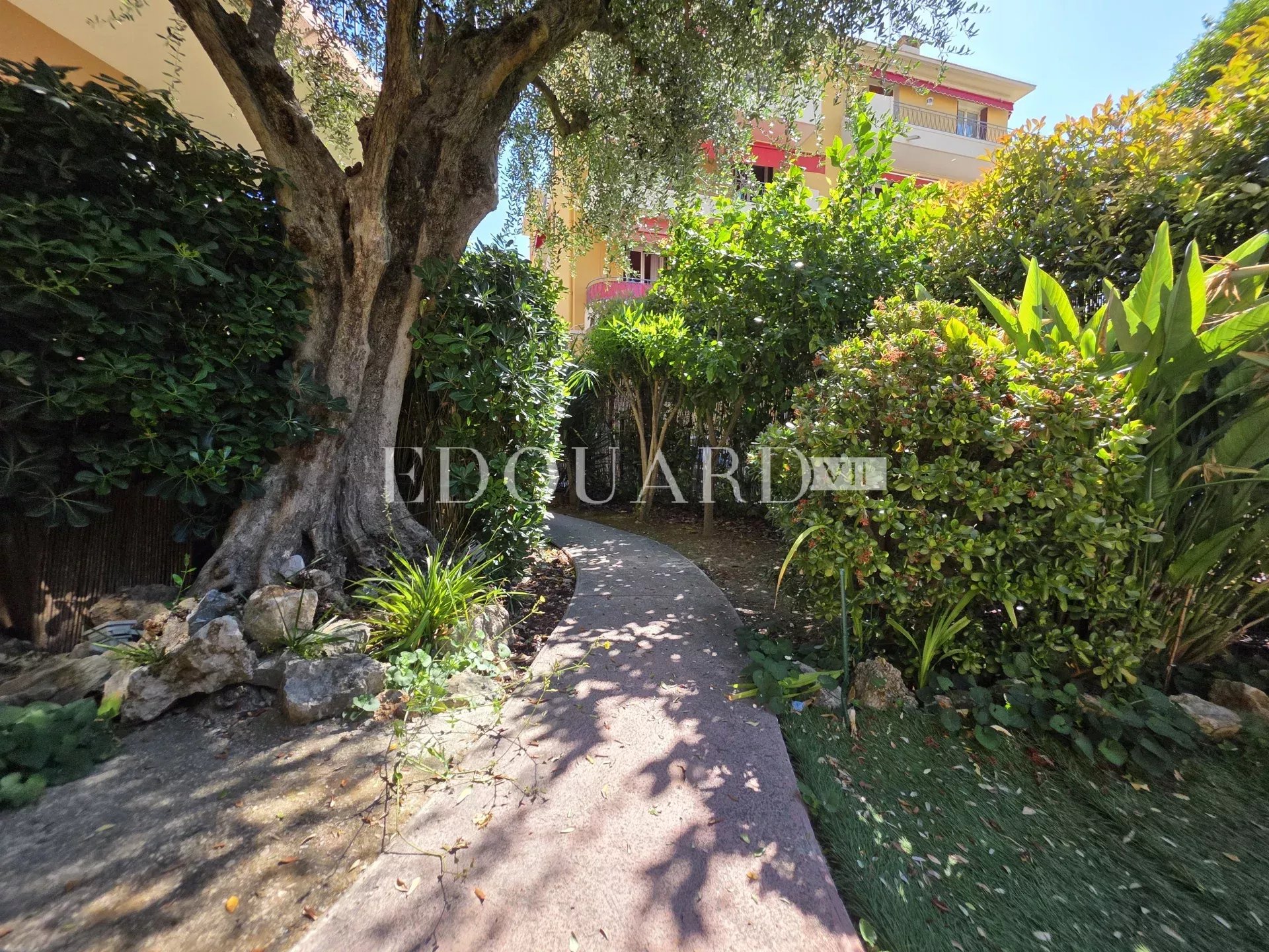 Sur la commune de Roquebrune Cap Martin, quatre pièces avec grande terrasse, vaste jardin, cave, parking
