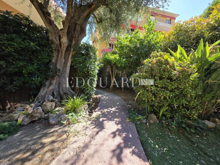 Sur la commune de Roquebrune Cap Martin, quatre pièces avec grande terrasse, vaste jardin, cave, parking