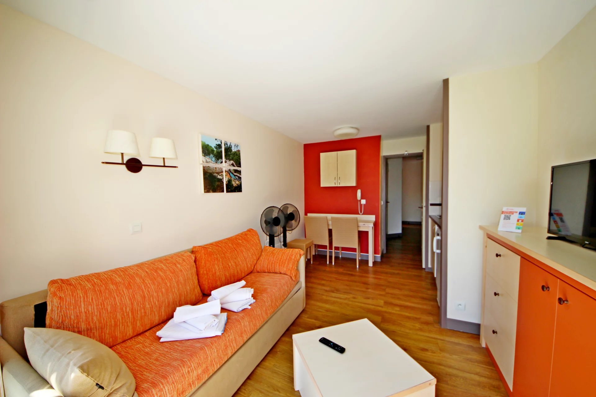 AGAY CAP ESTEREL ALLEE DES FLEURS DEUX PIECES DERNIER ETAGE. PARKING