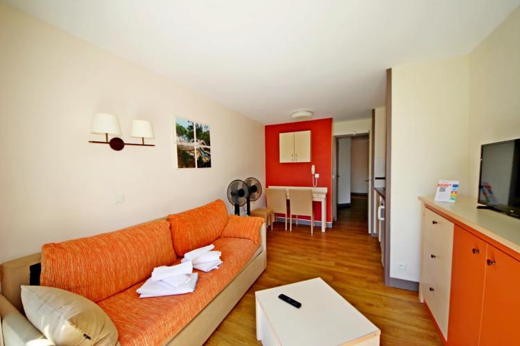 AGAY CAP ESTEREL ALLEE DES FLEURS DEUX PIECES DERNIER ETAGE. PARKING