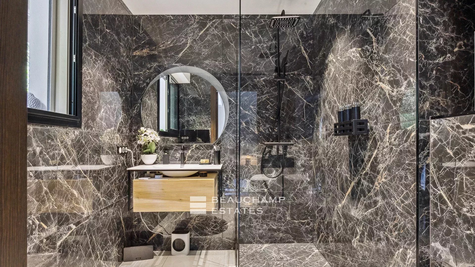 Appartement contemporain avec vue collines