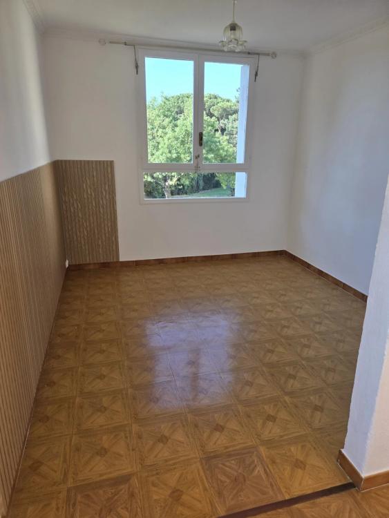 Fréjus  - T3 à rafraîchir à 5 mns du centre à pied