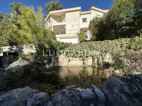 Superbe villa moderne avec belle vue mer et collines, à 10 minutes en voiture de la Principauté de Monaco