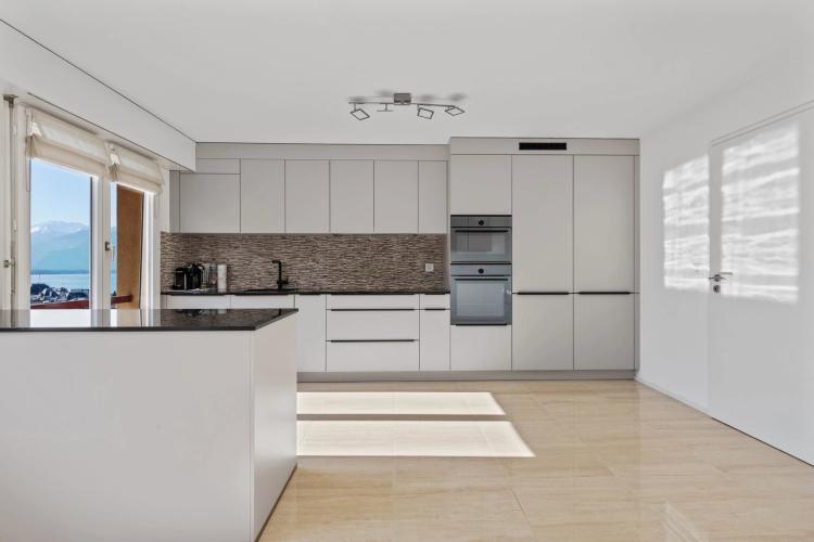 Spacious 6.5-room apartment of 175m2 on the 8th floor.