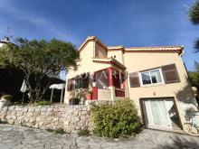 Villa indépendante à vendre, en excellent état avec piscine, jardin plat et vaste parking extérieur