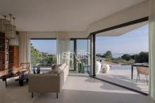 Villa contemporaine avec piscine à débordement et vue mer