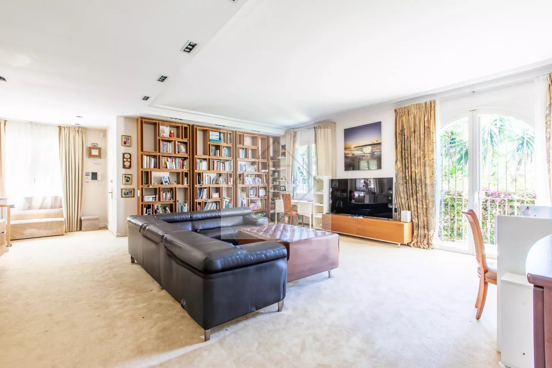 Villa de prestige au Cap d’Antibes – Domaine fermé, plage accessible à pied