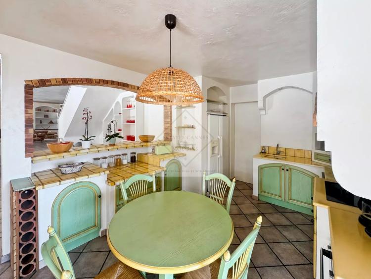 À VENDRE – VILLA DE CHARME VUE MER À ANTIBES, CALME ABSOLU